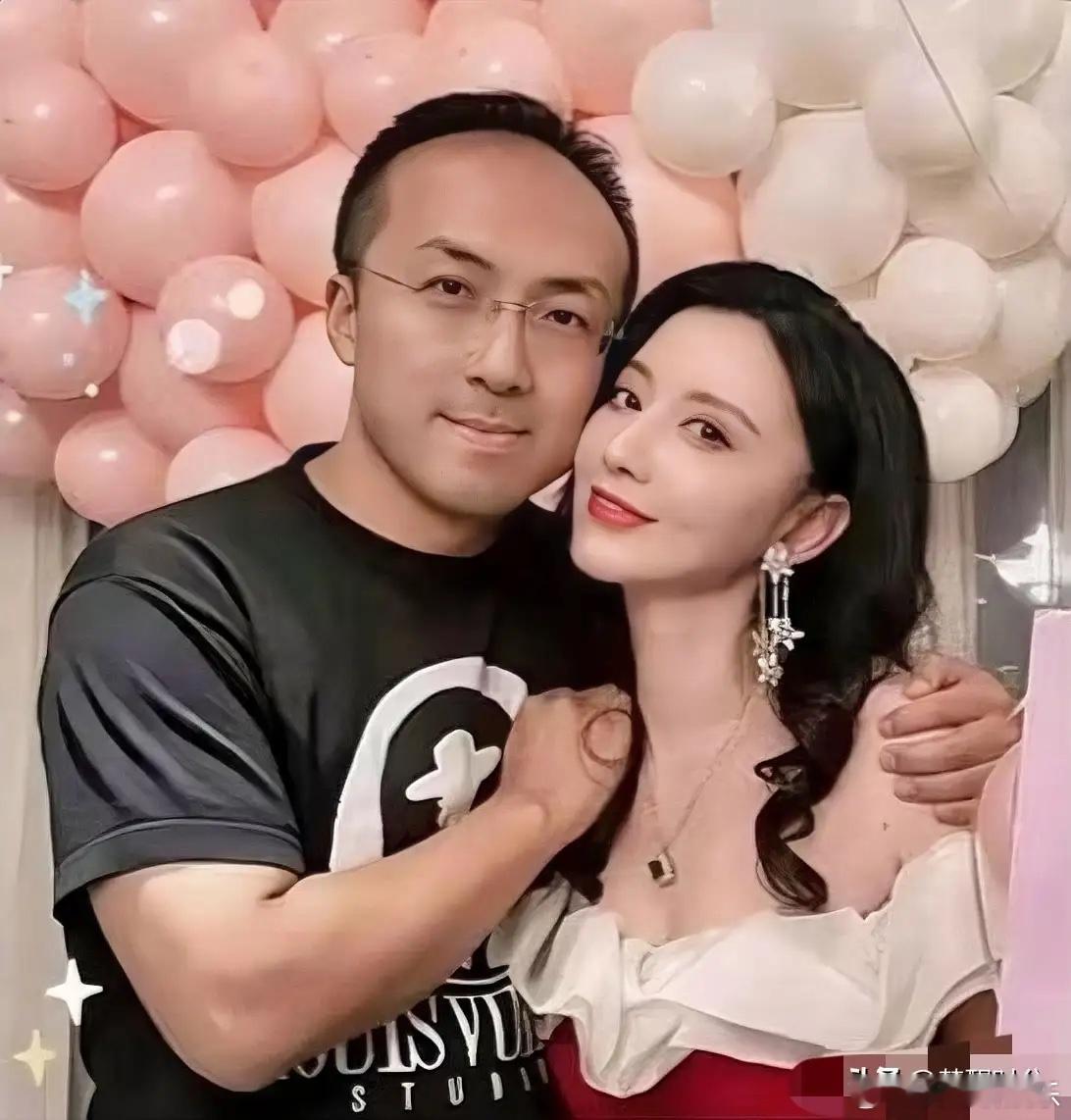 有点理解张萌老公了就这个身材，哪个男人不喜欢？44岁的张萌，还是一如既往的敢穿！