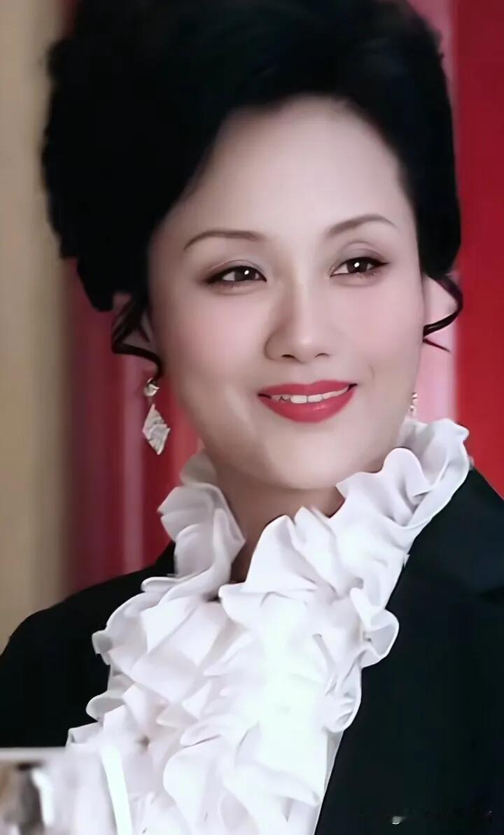 真的是被照片中的美女惊艳到了，为什么每次看到她的照片都觉得这个人很眼熟，但是一直
