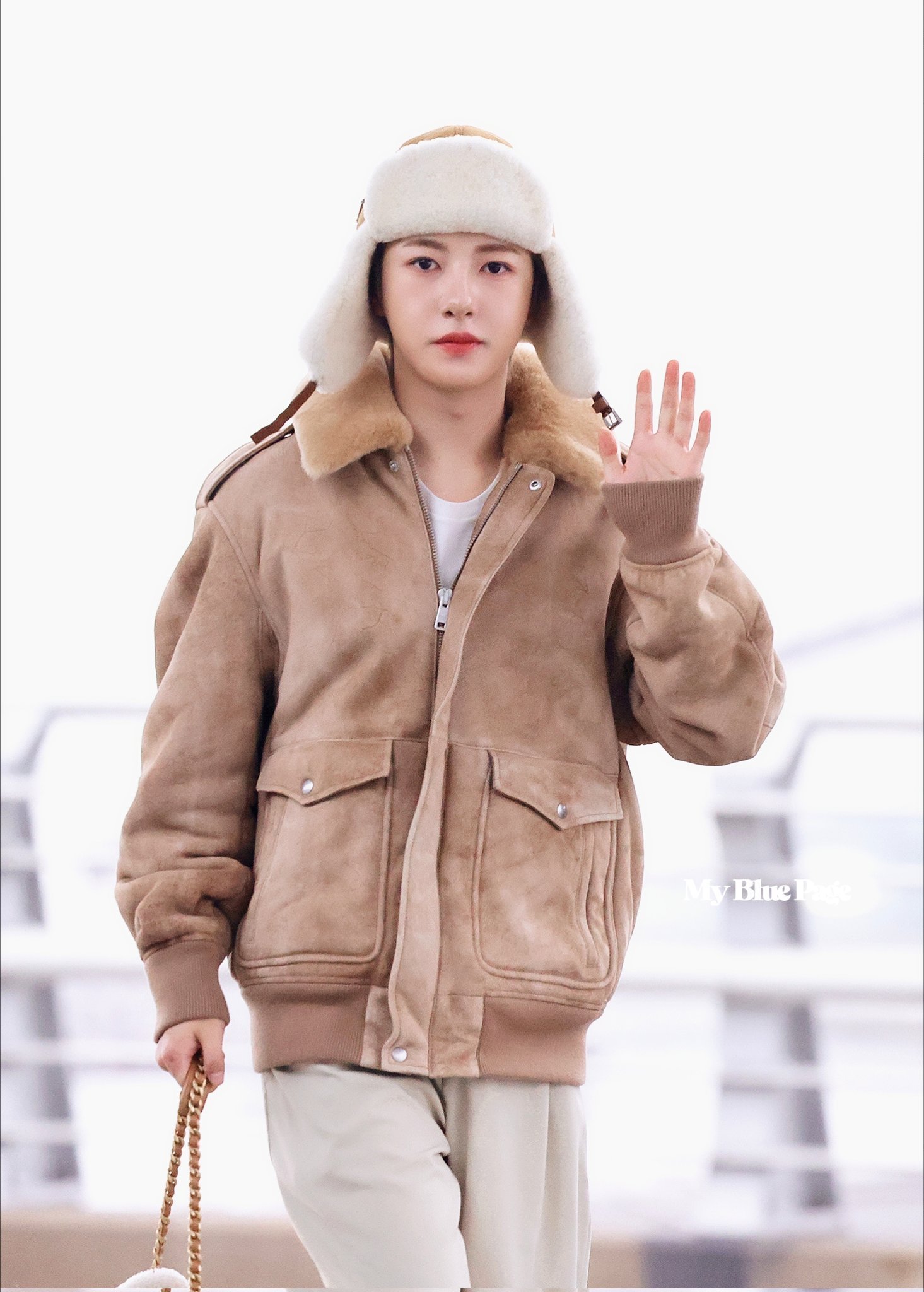 JANUA代言人黄仁俊泰国曼谷见面会出发图毛绒绒暖乎乎的小栗子一枚 