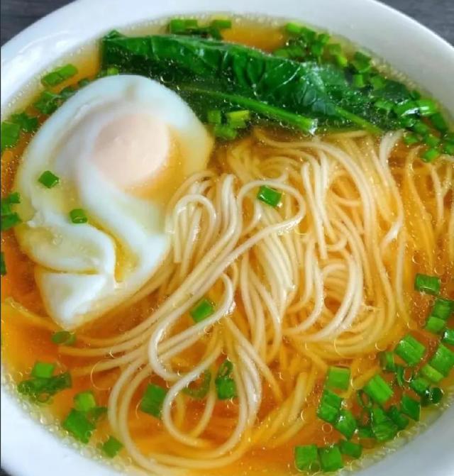 网上一句5块钱早餐何必天不亮折腾，居然吵上了热搜！有人说外出吃省时间，有人怼家里