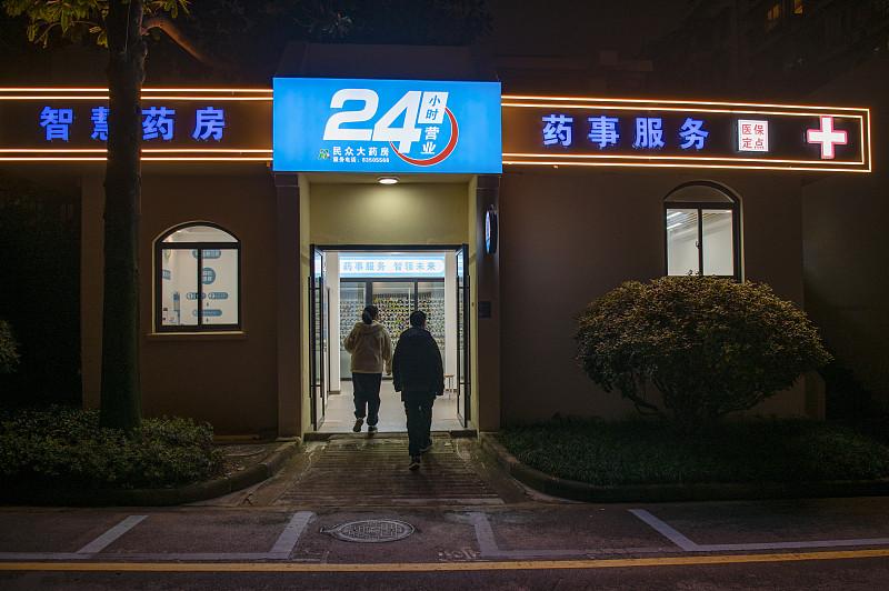 婚姻最戳人的点，从来不是纪念日的鲜花或者昂贵的礼物。
前阵子急性肠胃炎上吐下泻，