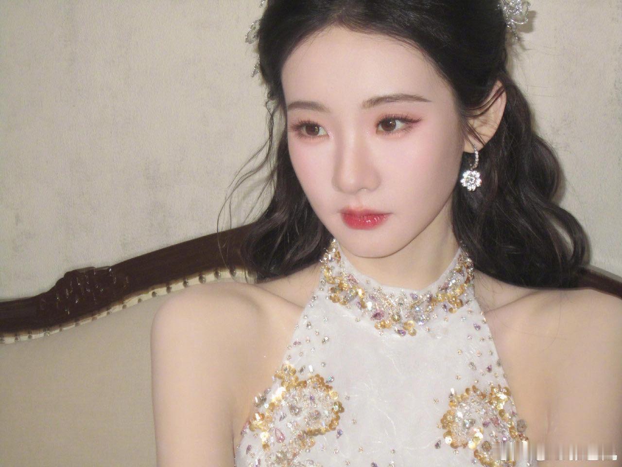 张艺凡问照片里有几朵花 都来看的这组没照照片里除了裙子上的点缀，还藏着两位“花神