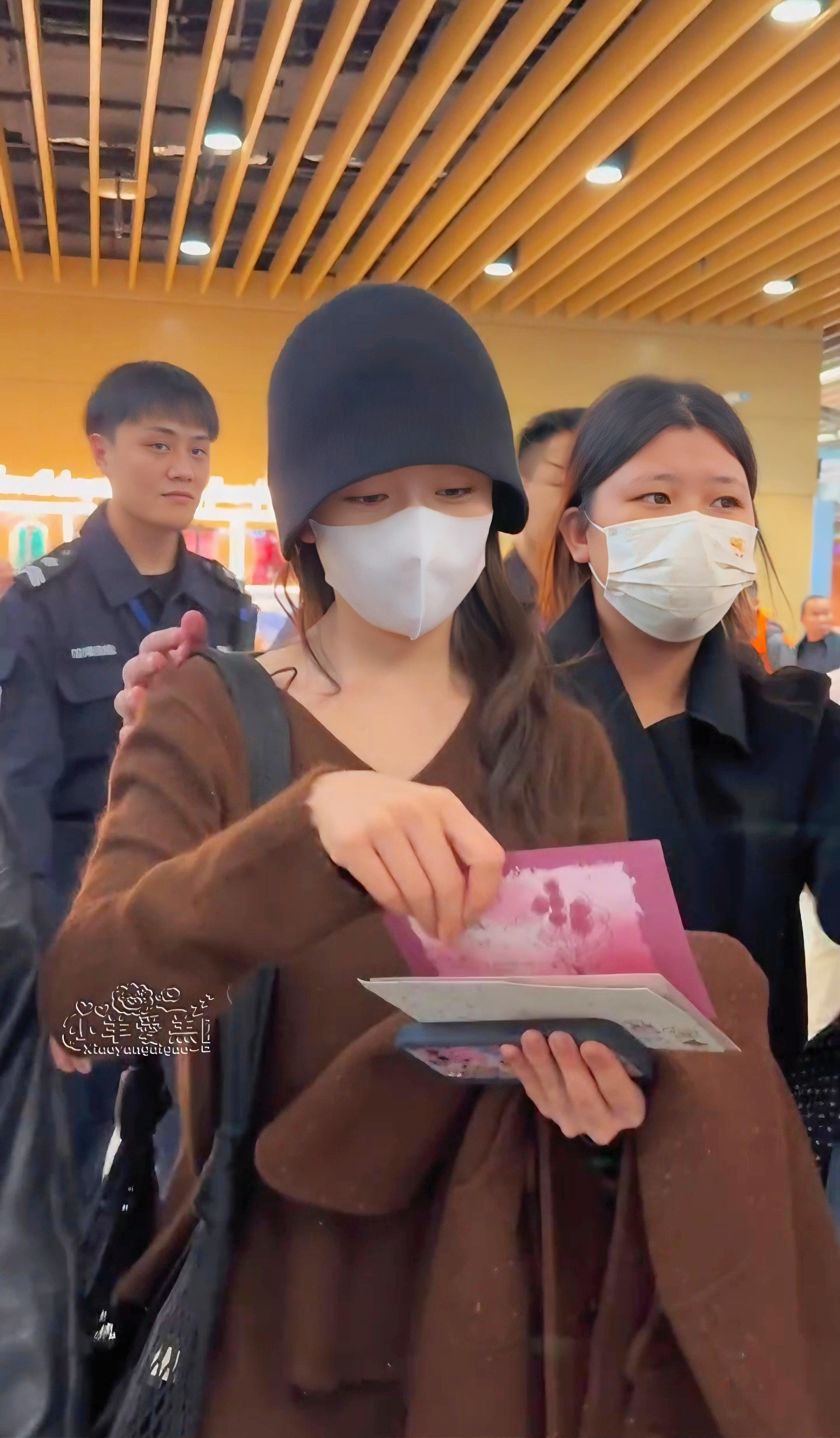 妹妹到啦，好晚了，外套脱了，热了吧哈哈哈