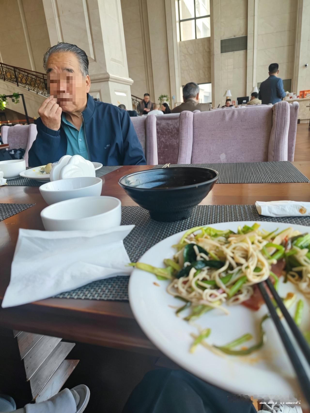 在餐桌上不要剔牙！几个朋友小聚，有个朋友吃饭快，马上拿起牙签就开始剔牙。他的牙缝