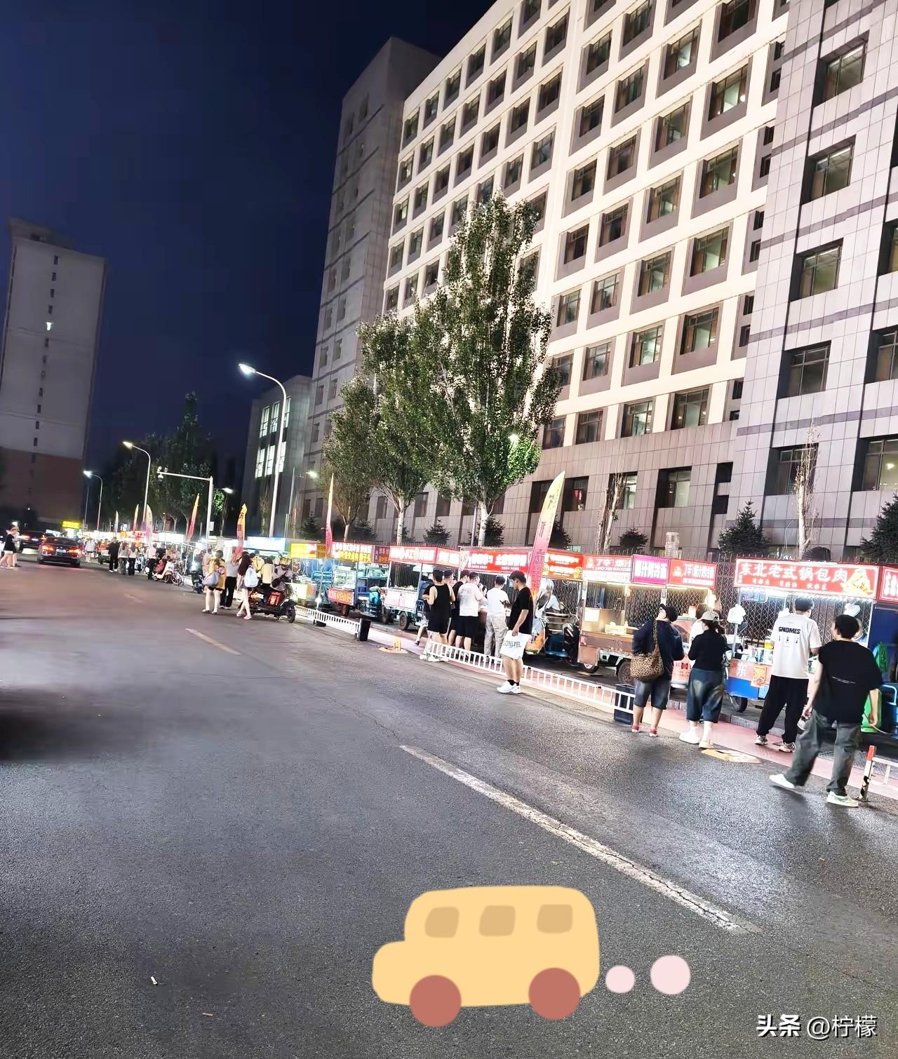 现在有些孩子，看着是真没规矩，只顾自己，一点不顾别人感受。

我楼上有个刚初三毕