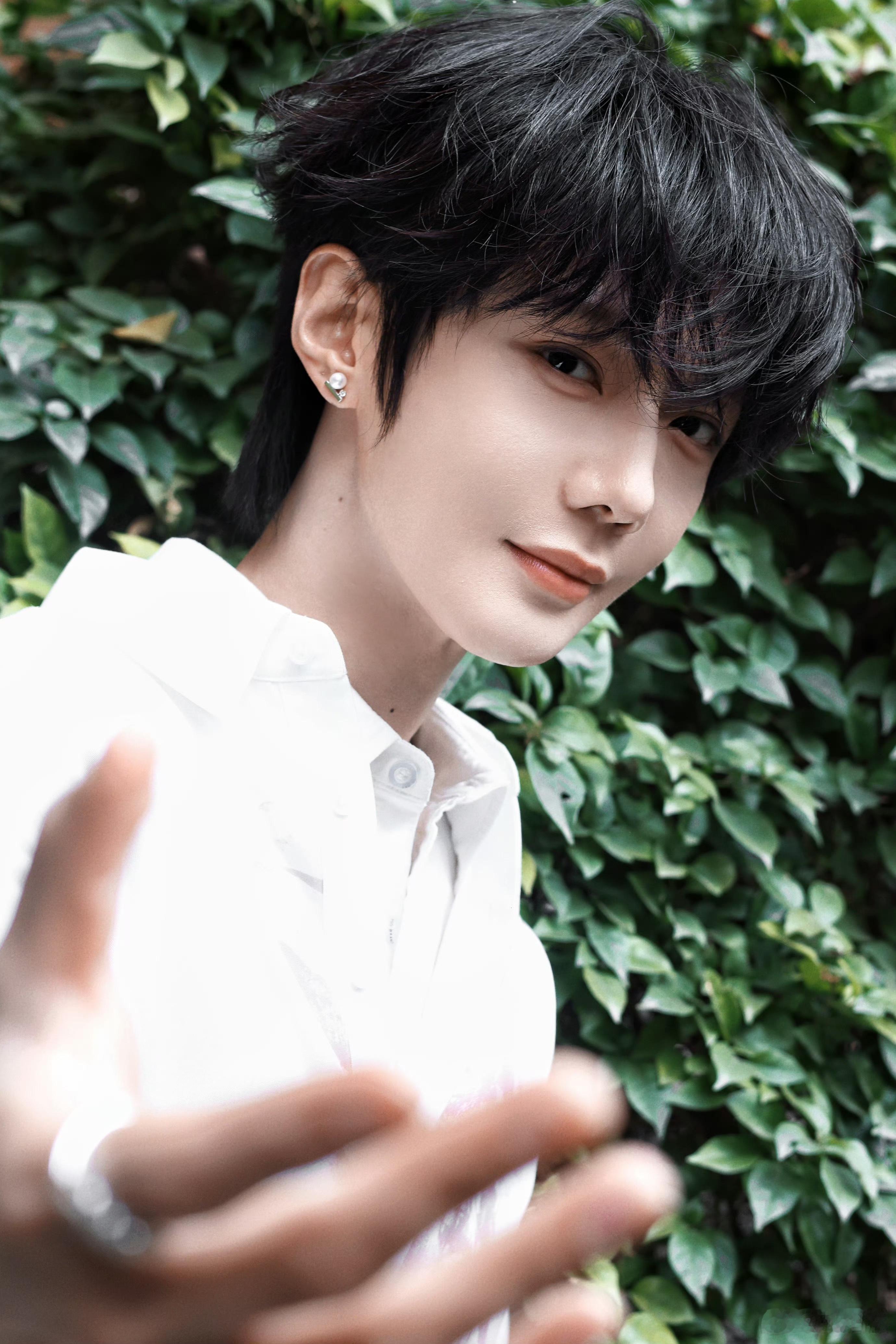 郝熠然 风会吹散阴霾，星光终落肩头。接纳所有不完美，本身就是一种光芒。