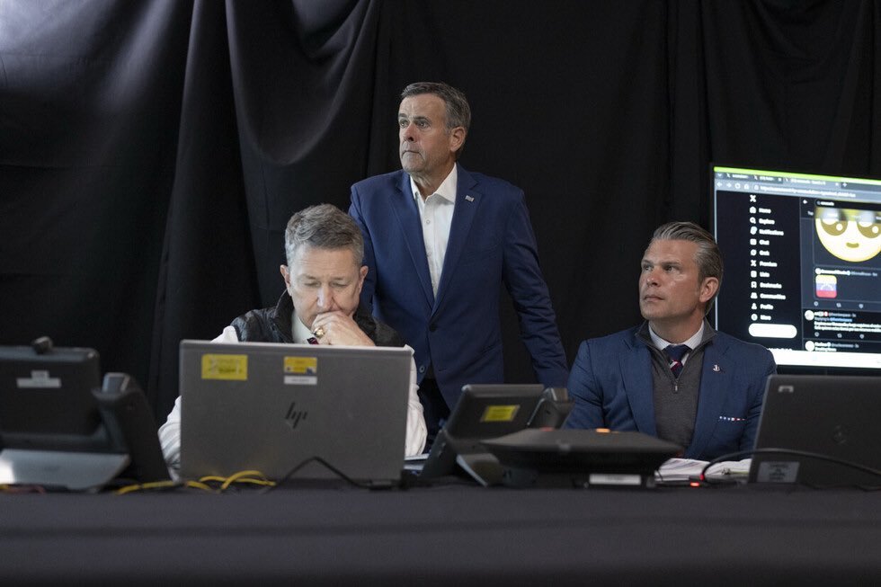 🔻特朗普在海湖庄园的作战指挥室，大屏幕就是登着X账号实时看着网络军事舆情的外交