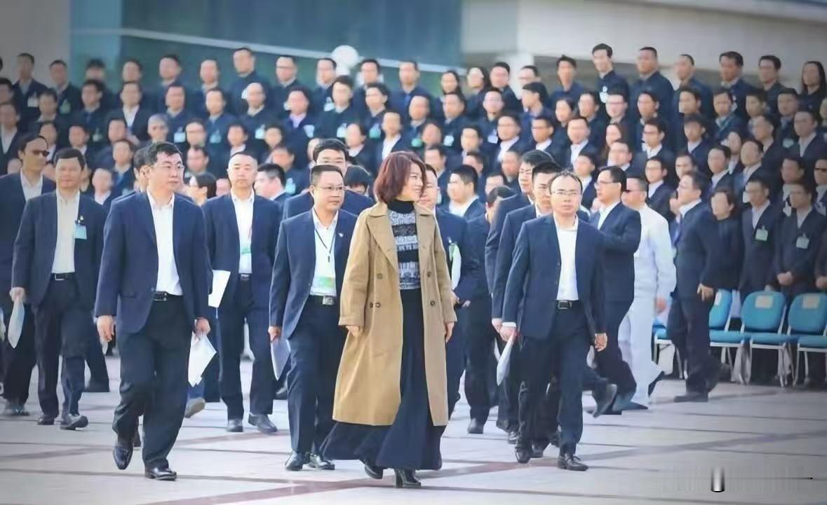 董明珠这一次
要被打工人狠狠记住了
她在央视采访时说，普通员工不用谈奉献，把自己