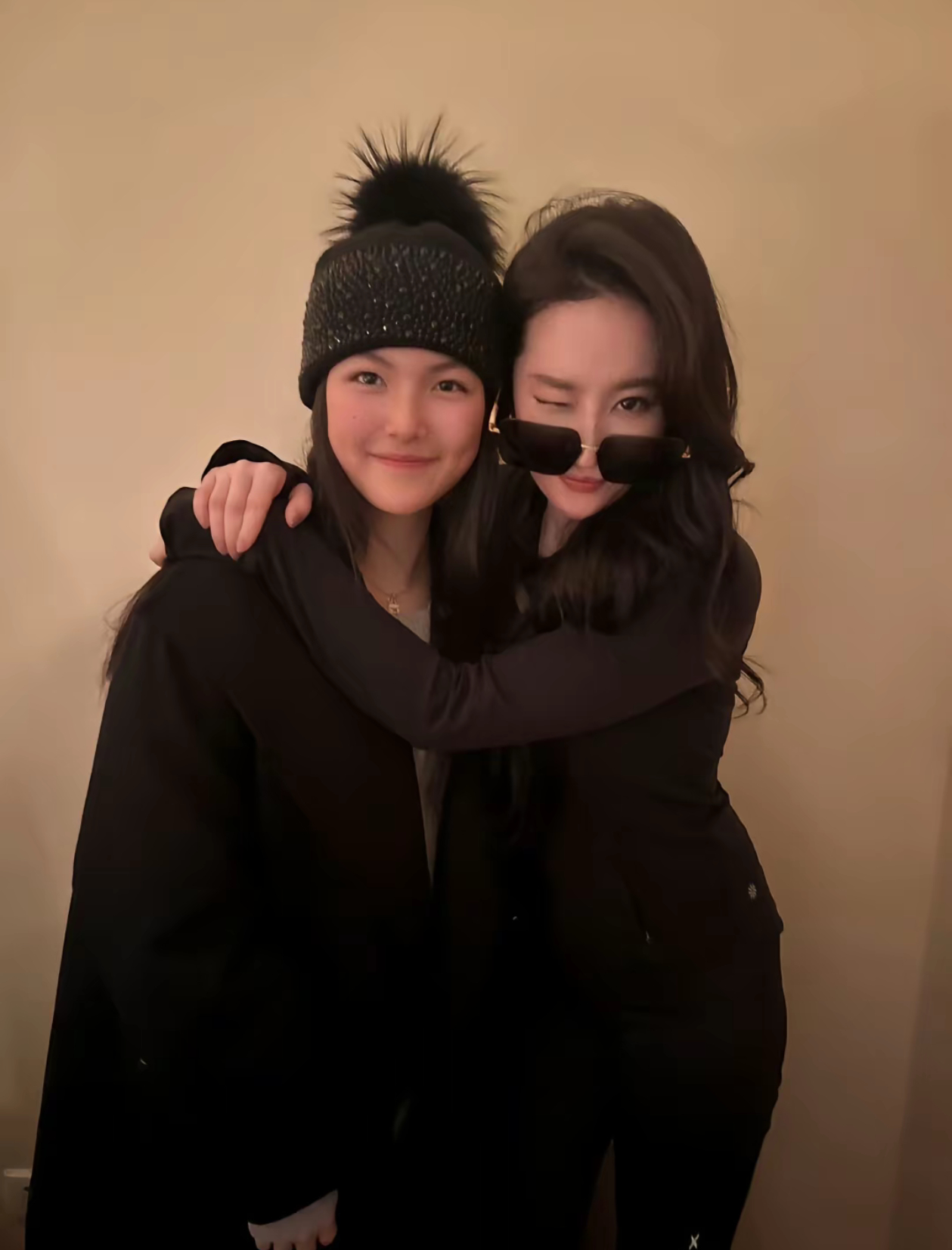 王诗龄的平安夜是和刘亦菲李现刘冲一起过的[苦涩]  