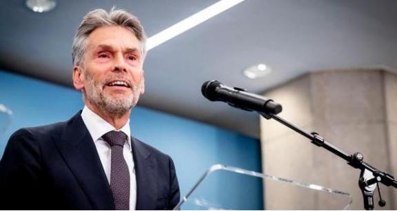 都以为稀土管制能按住荷兰，没想到人家反手就把中低端DUV光刻机也禁了，连老设备维