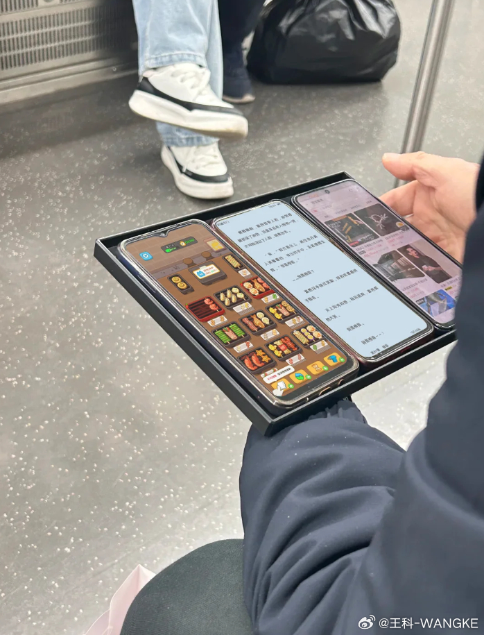 地铁上看到真正的三折叠了，这才是遥遥领先，真香啊！ 