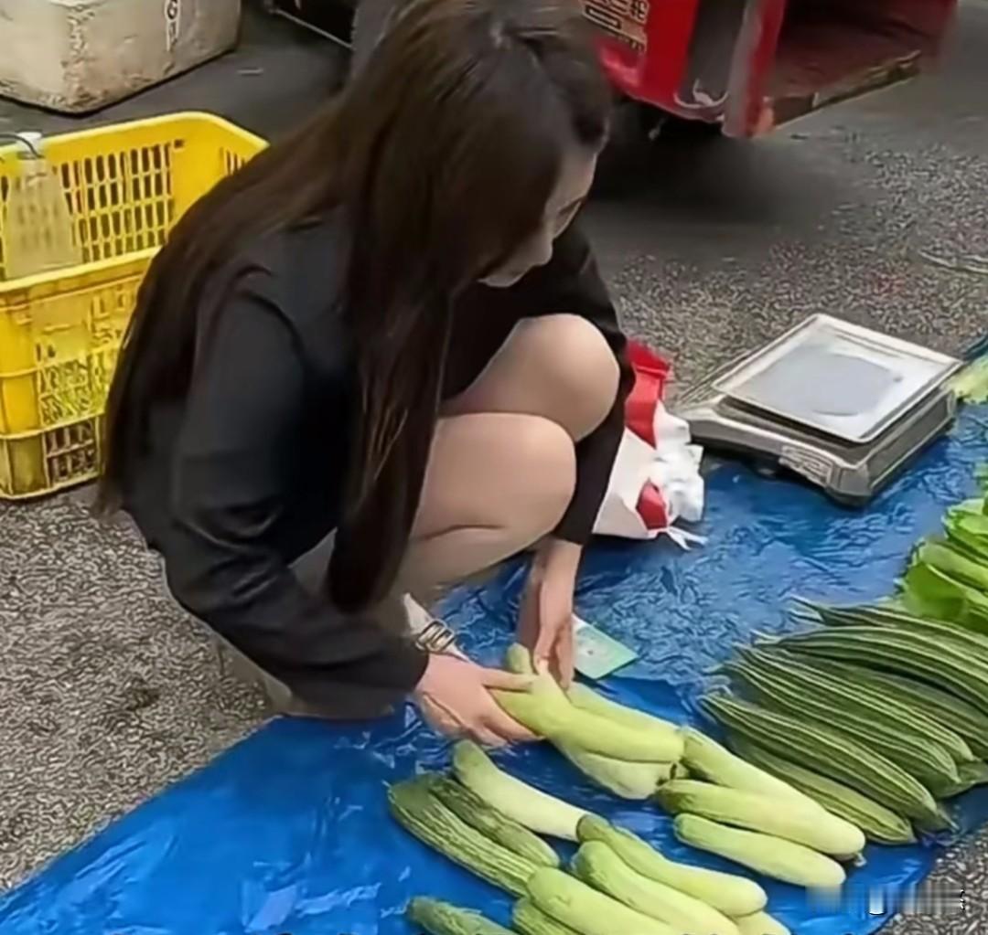 今天和婆婆摆摊卖菜，不到2个小时就卖完了，婆婆很奇怪，平时她自己一下午都卖不完。