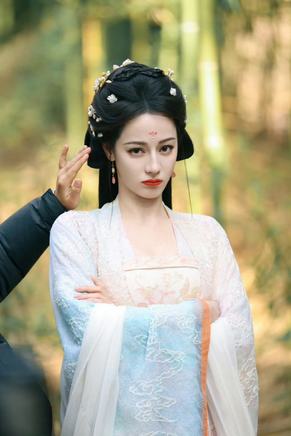 迪丽热巴表演打奶嗝谁要害美女..扑面而来的嘿rs味