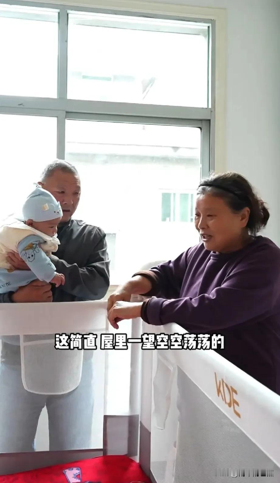 拉乌的宝宝凯凯不管见到熟人还是生人，见人就笑，真是个非常讨人喜欢的宝宝。
凯凯的