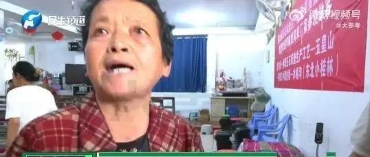 太扎心了！郑州一对七旬老人每日凌晨早起排队领免费鸡蛋，常年听养生宣讲受骗。二老拾