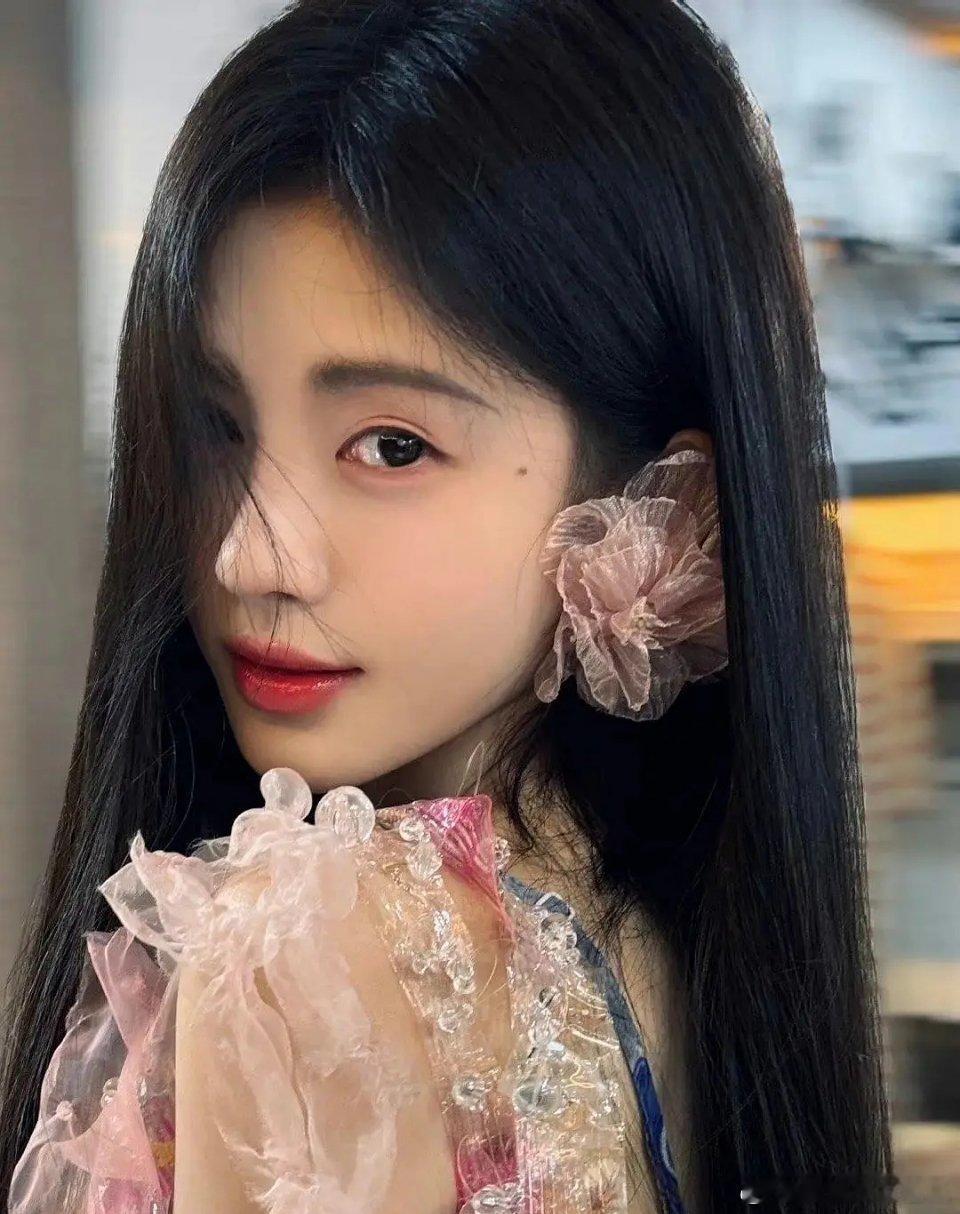 感觉王亚飞画的鞠婧祎还是很好看的，美的很自然，比之前那个红毯的妆造好看 ​​​