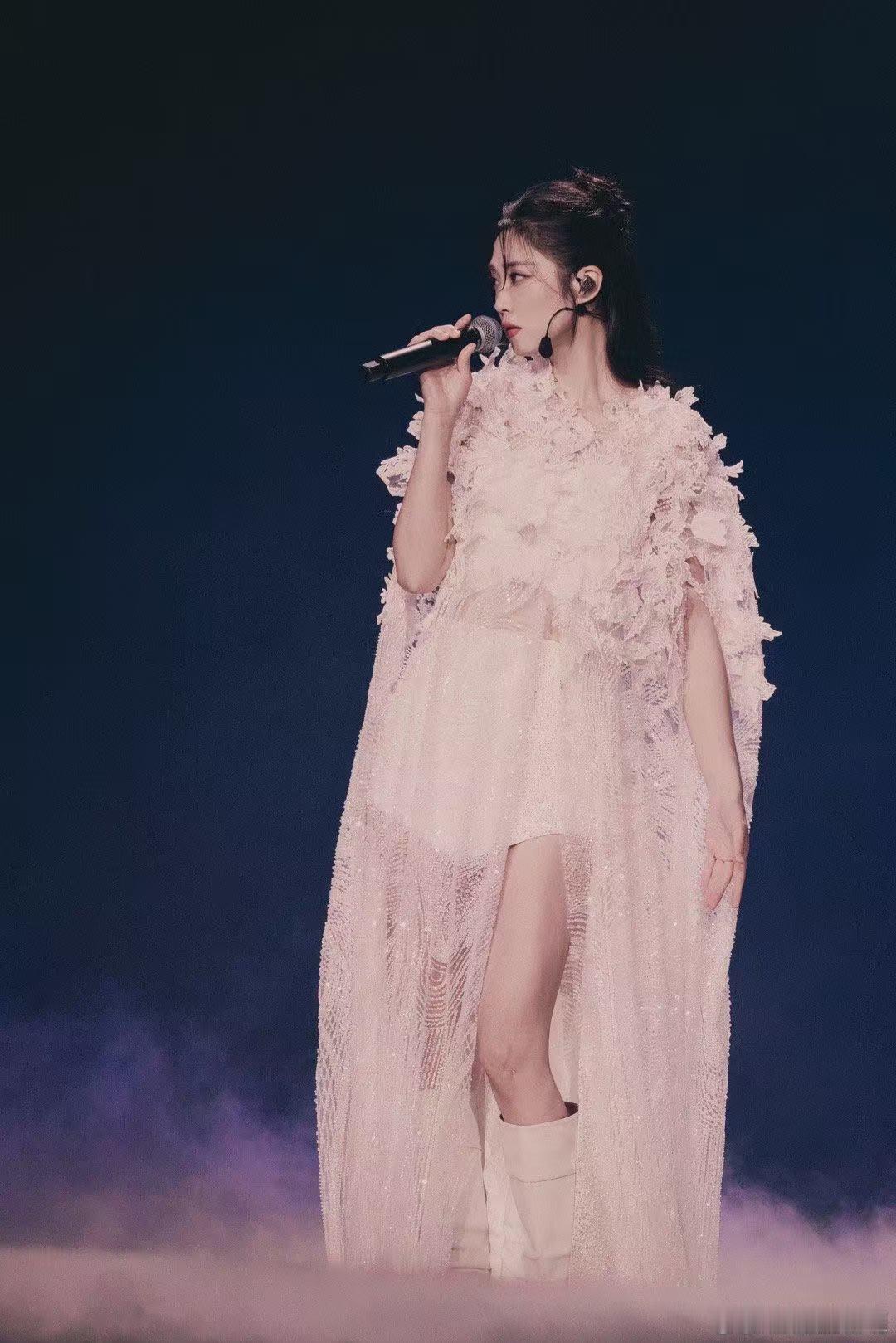 才知道苏诗丁这么能跑又能跳 原来苏诗丁不仅是个唱歌好听的歌手，还能跑能跳！她的孙