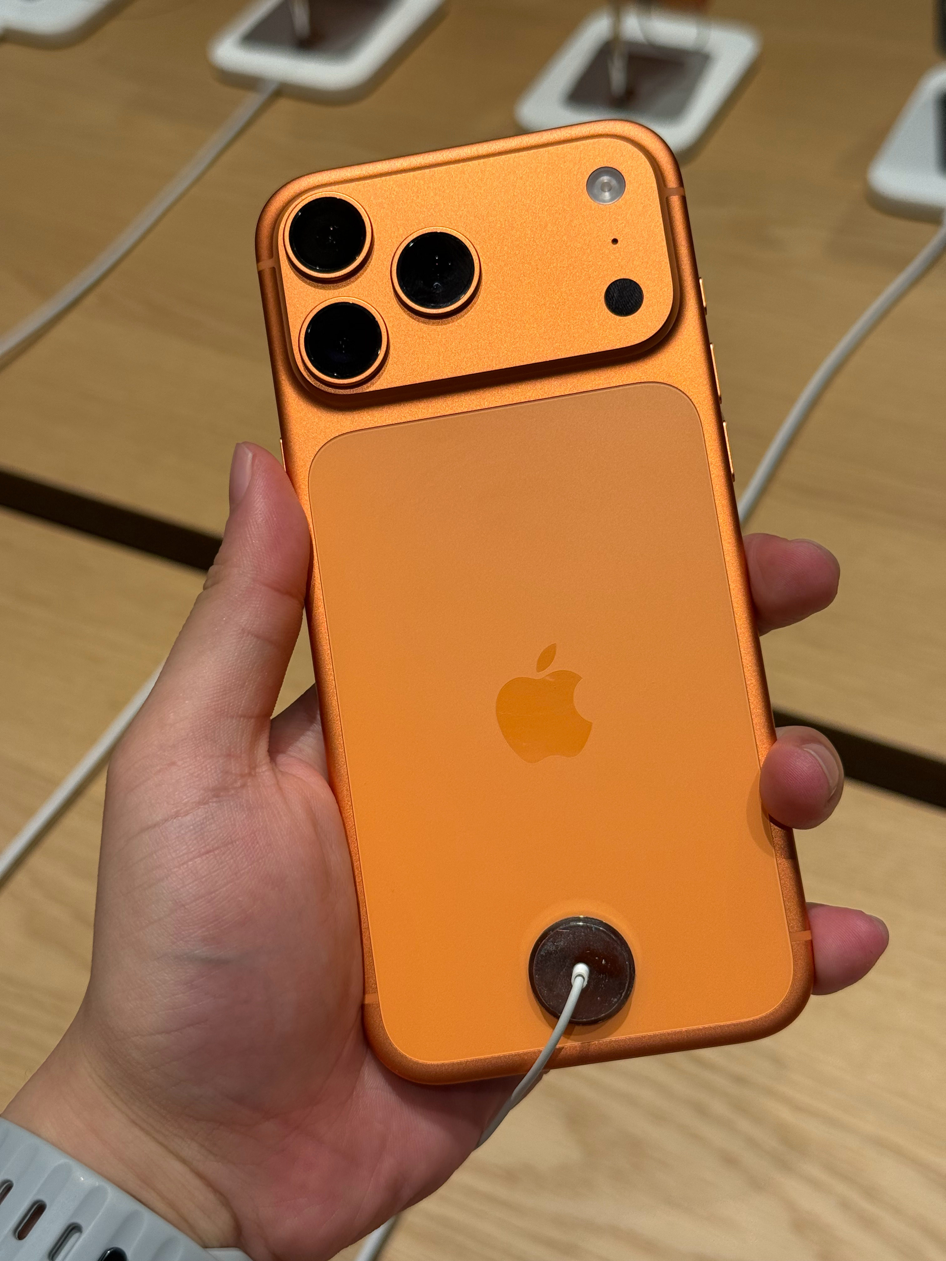 朋友们，我被倒戈了iPhone 17 Pro橙色真机到手突然觉得橙色更好了 ​​
