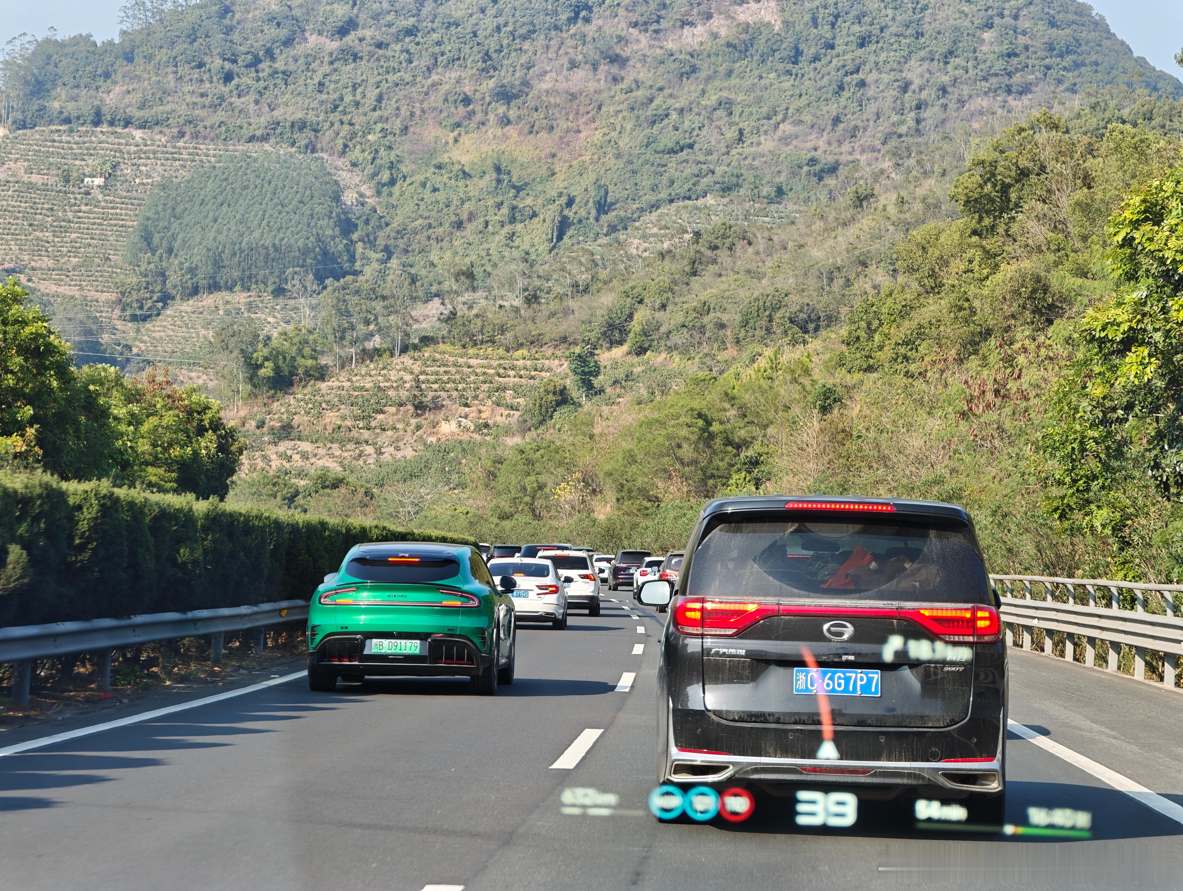 回乡见闻 挺有意思的 沿途各种各样的产品 有传统时候的传祺 有新时期的小米 我开