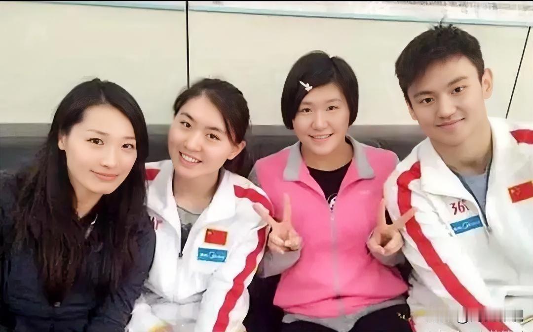 仔细看，画面中的体坛女神罗雪娟珠光玉色，华骨端凝，就如月里嫦娥！游泳天才叶诗文睛