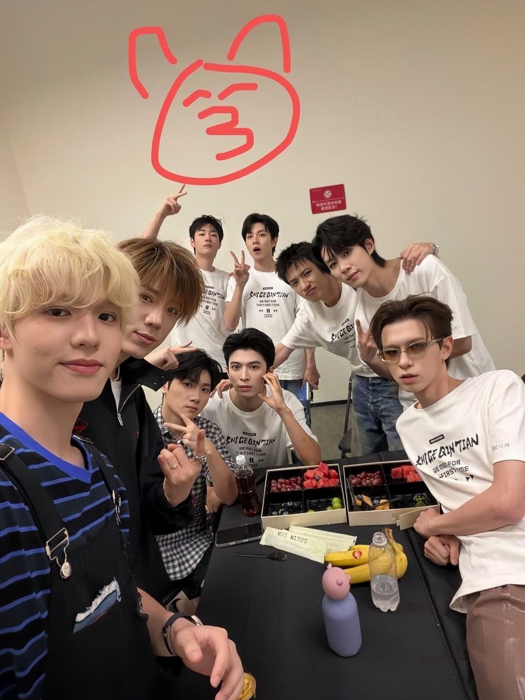 十个勤天种地吧十个勤天贰零贰贰巡回演唱会 昨天的直播封面哈哈这个3是谁画的