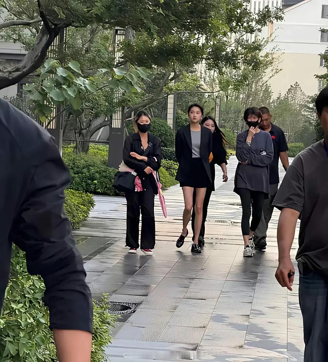 网友在小区偶遇一位名人 