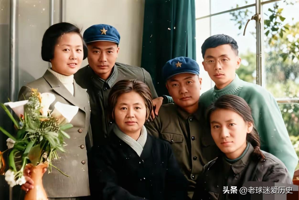这是陈毅元帅逝世一年后，夫人张茜与子女的合影。
那时元帅离去不久，张茜身着深色上
