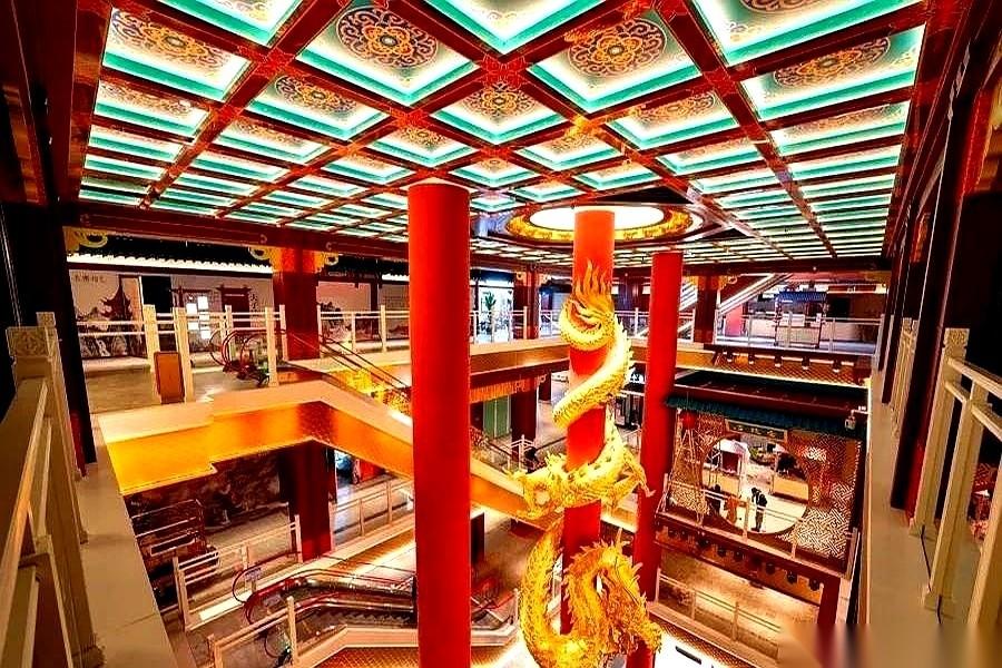 那个穿着飞鱼服的小哥，往门口一站，那叫一个气派。
结果呢？
趁人没注意，低头在那