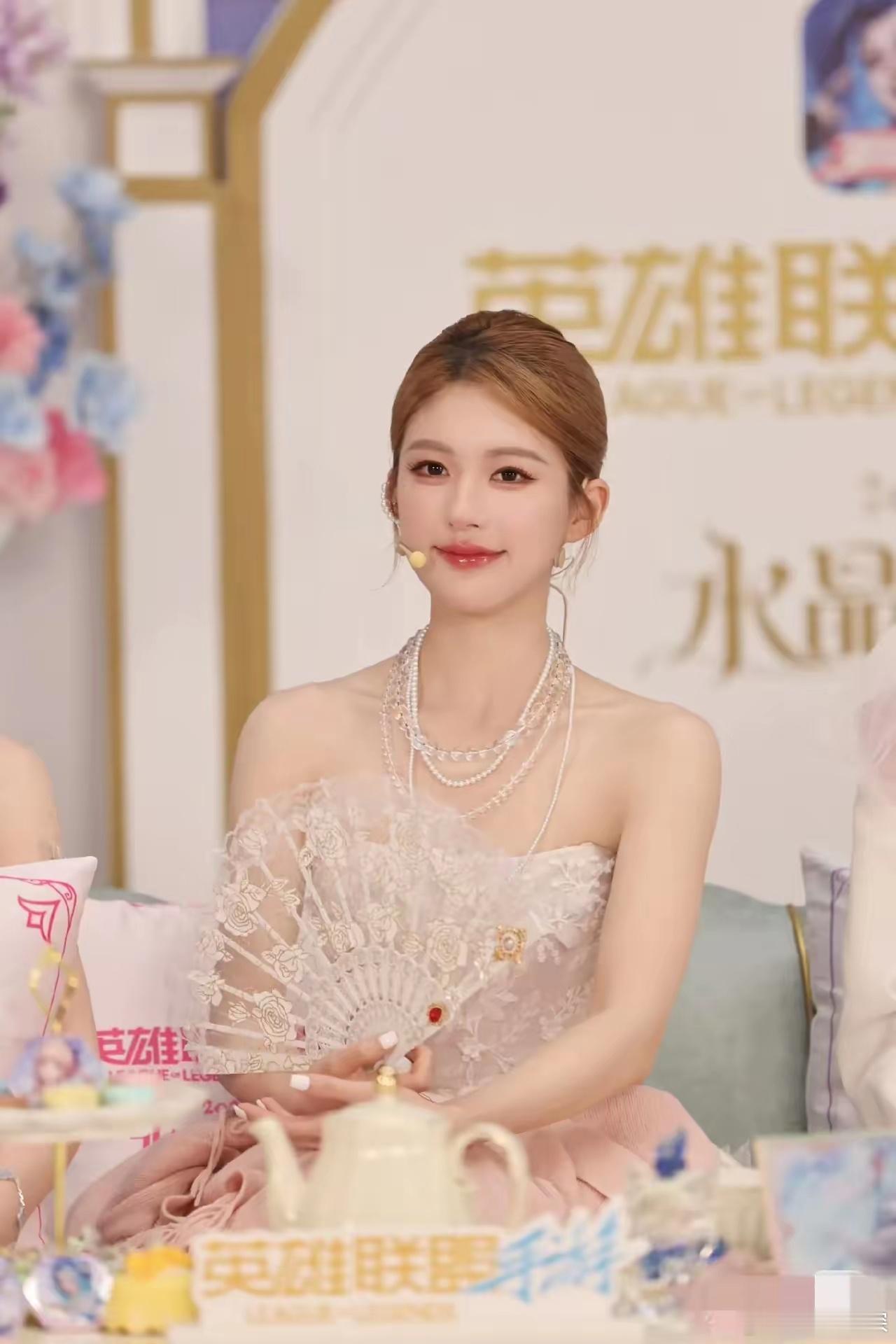 一觉醒来，​银河酷娱的肠子都悔青了！​赵露思又直播了，这次带火的是水晶玫瑰耳环和