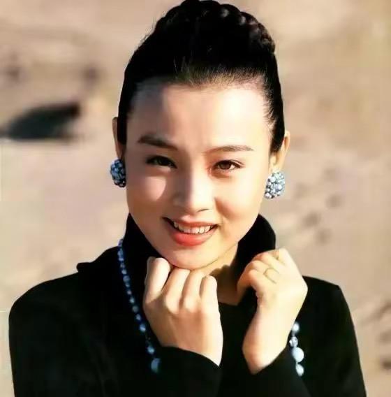 这位演员是谁啊？看上去好美啊！五官精 致，明眸皓齿，明媚又大气。脸型圆润饱满，满