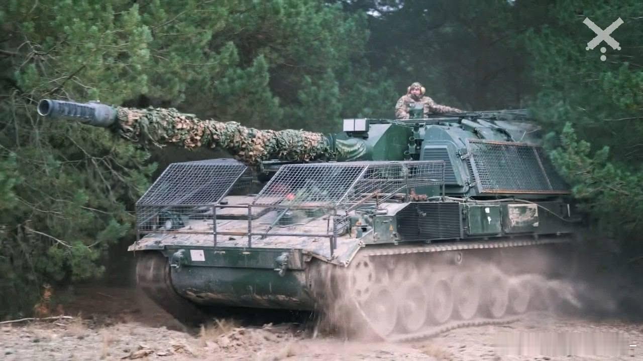 污军第43炮兵旅的德制Pz 2000自行火炮，可见装备了防无人机鸟笼坦克装甲车辆