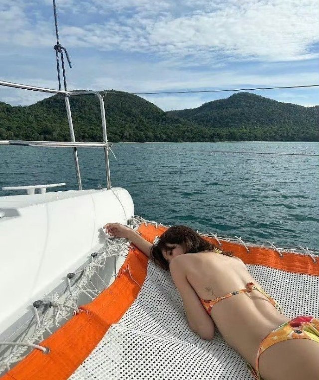 lisa参加疯马秀之后，在ins的营业都大胆了许多，但凡露个正面都是要被马赛克的