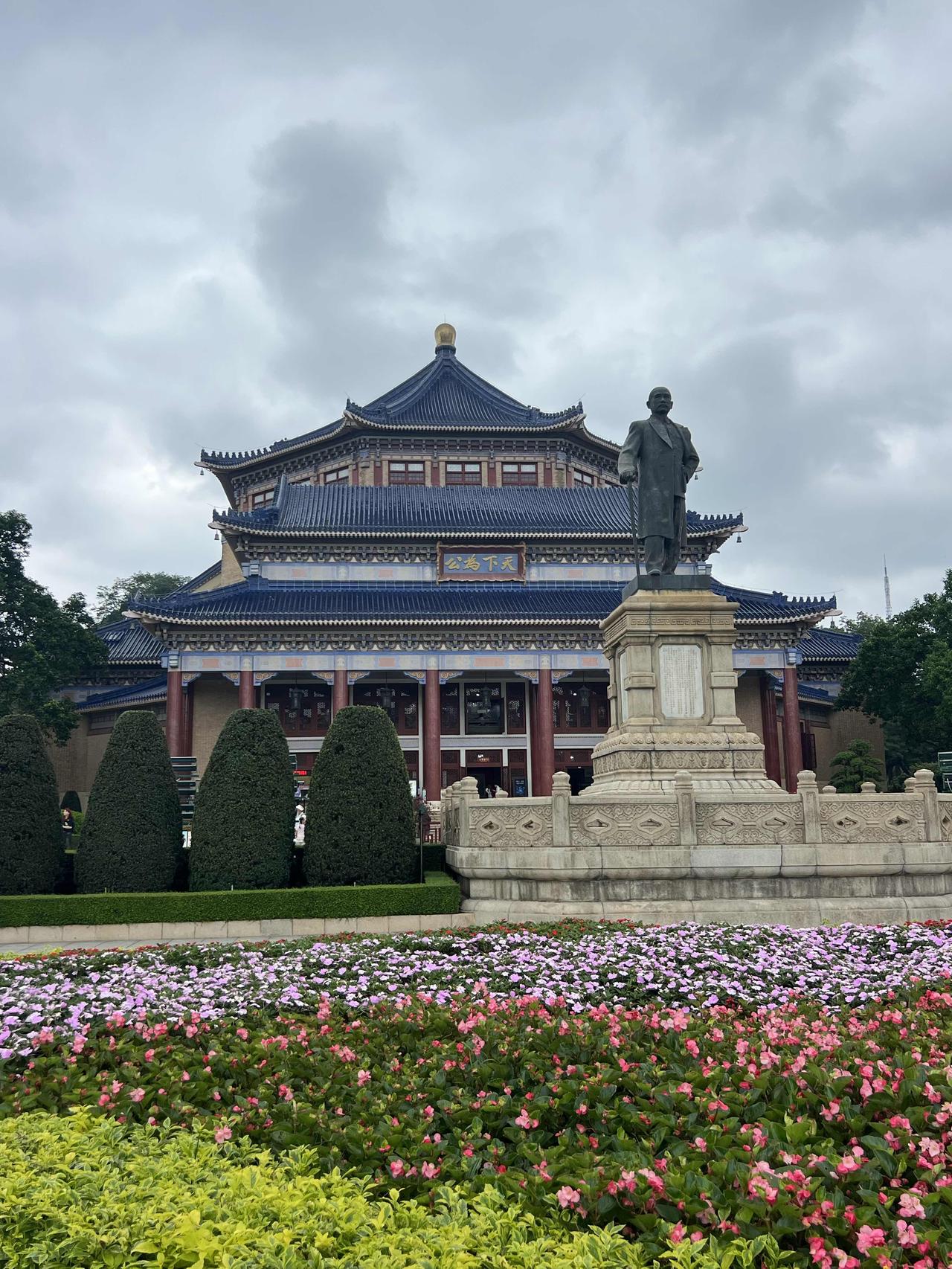 广州中山纪念堂，广州的地标性建筑，也是全球最大的孙中山先生纪念堂。
这座中西合璧