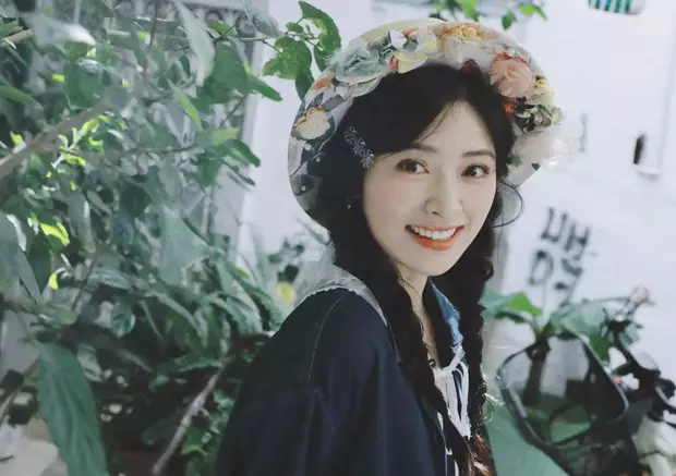 沈月扎双麻花辫温婉明媚 ，戴花环回眸一笑甜美可人 ​​​