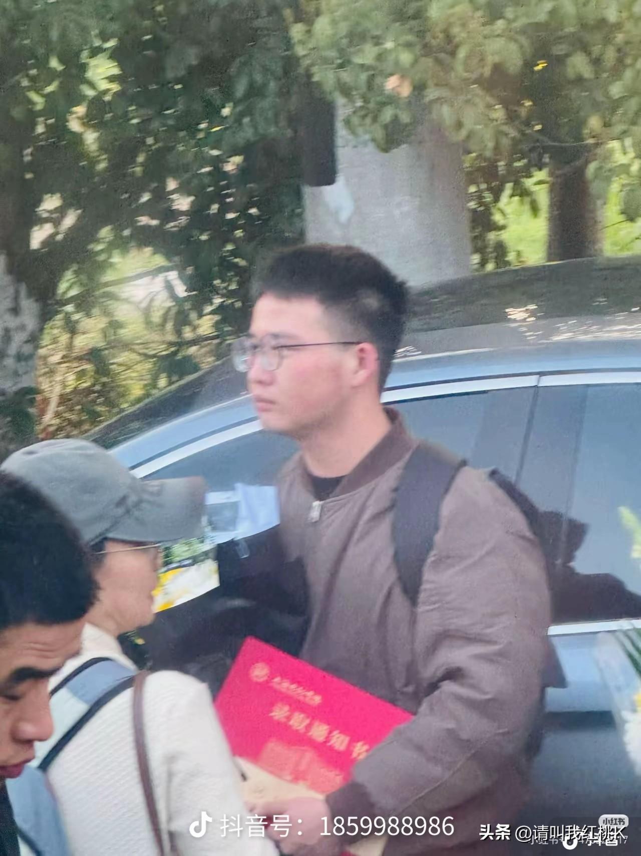 被感动到了，看着你手上拿得录取通知书与流着泪光