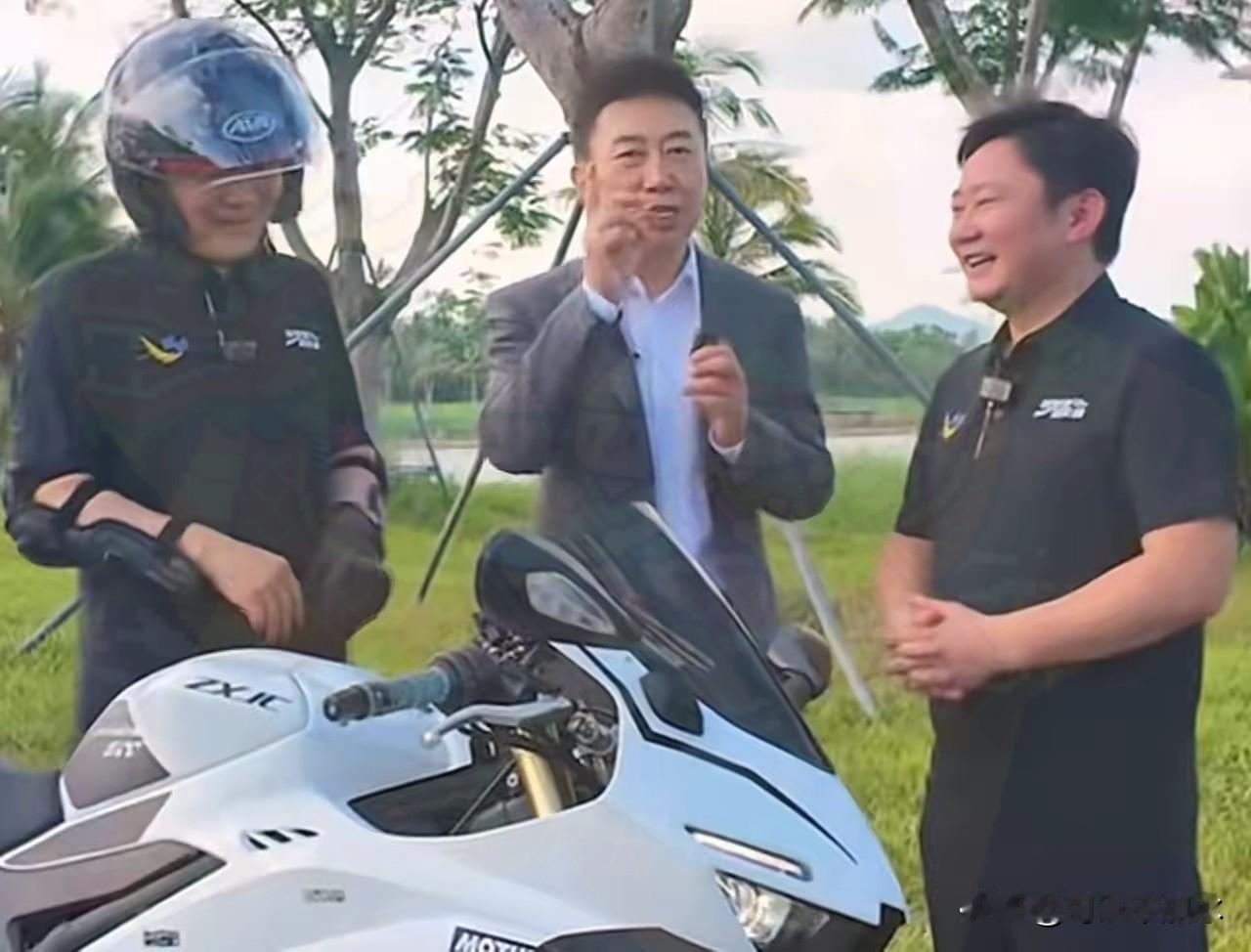 李书福没发一条声明，但这一局棋，确实下得太漂亮了。

张雪是谁？

一个在摩托车