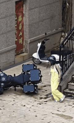 1 小小的身板，大大的力气，酷酷的车技。
2 这波操作太无语，老板娘竟然无言以对