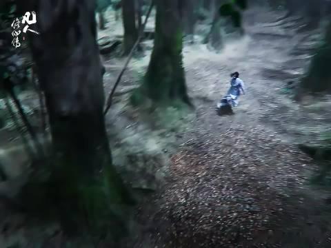 韩立走出神手谷发现外面都是雨 走出神手谷的韩立，遭遇了修仙界更猛烈的风雨，杀人夺