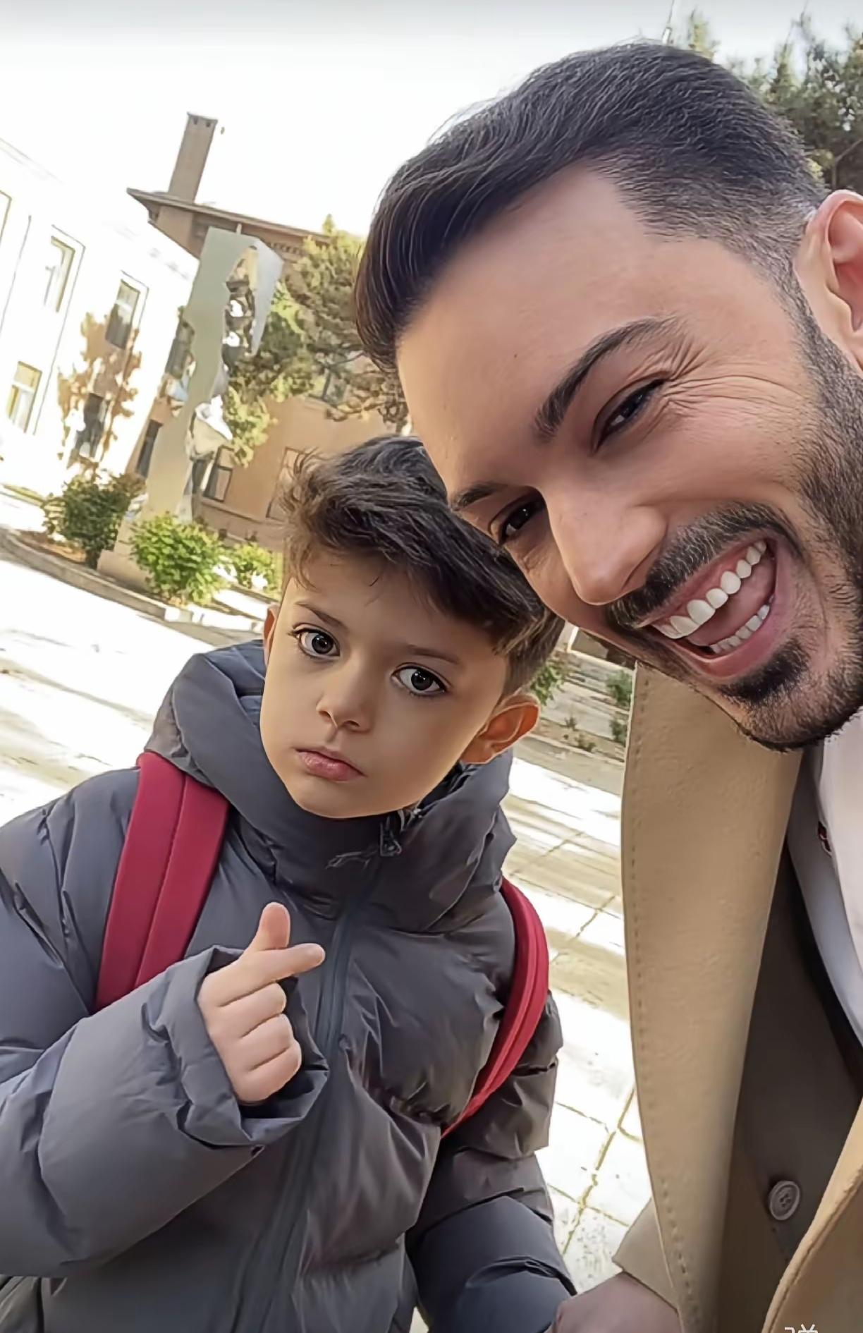 小宝终于正常上学了！视频里，超模爸爸罗兰多开心得合不拢嘴，而小宝虽然也配合爸爸拍