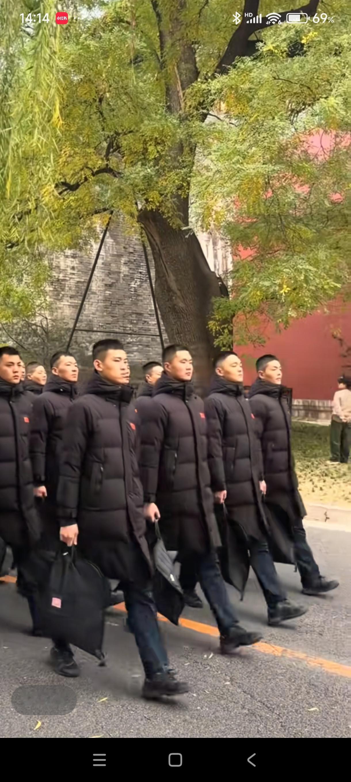 国旗护卫队的战士们，不穿军装也一样雄赳赳气昂昂。有朝一日，我一定去天安门广场看五