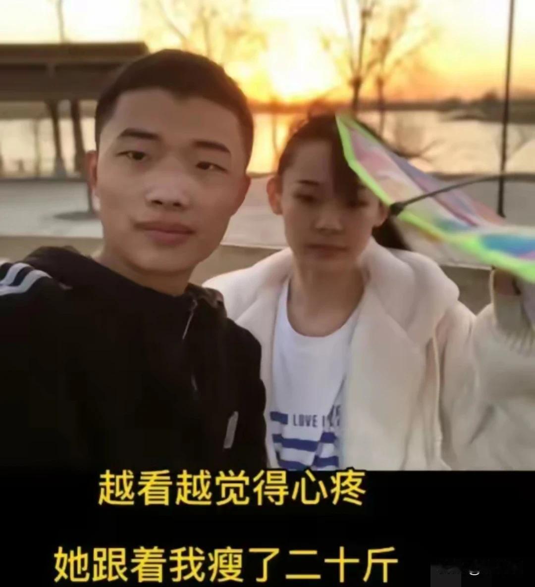 郭有才的成功并非一招成名，一夜暴富。他现在的光环都是他不断奋斗的结果。

从小丧