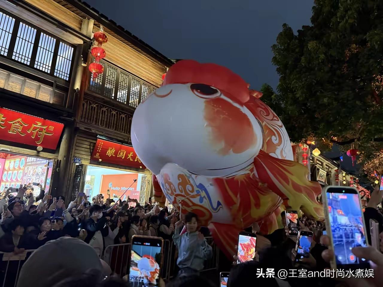 今天的福州三坊七巷，你去了吗？
去的人一定知道，今天的三坊七巷真是人山人海；
去