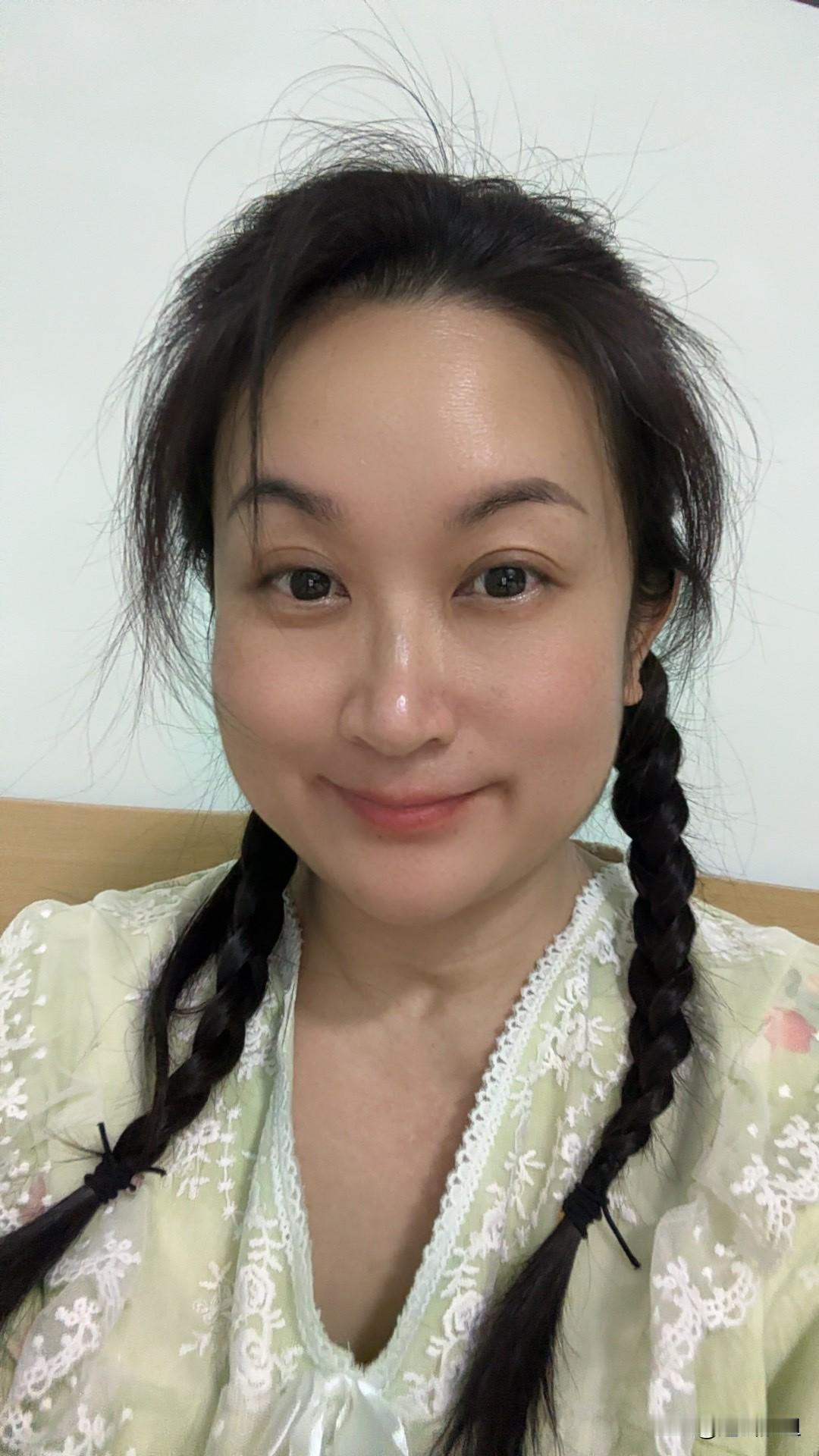 我的头发又细又软，有点想电卷发了，不知道电卷发好不好看？夜晚我扎了辫子，早上起来