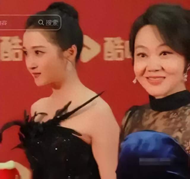 佟丽娅现烟台，生图垮脸身材干瘪像被礼服架住，狂炫海肠捞饭超爱