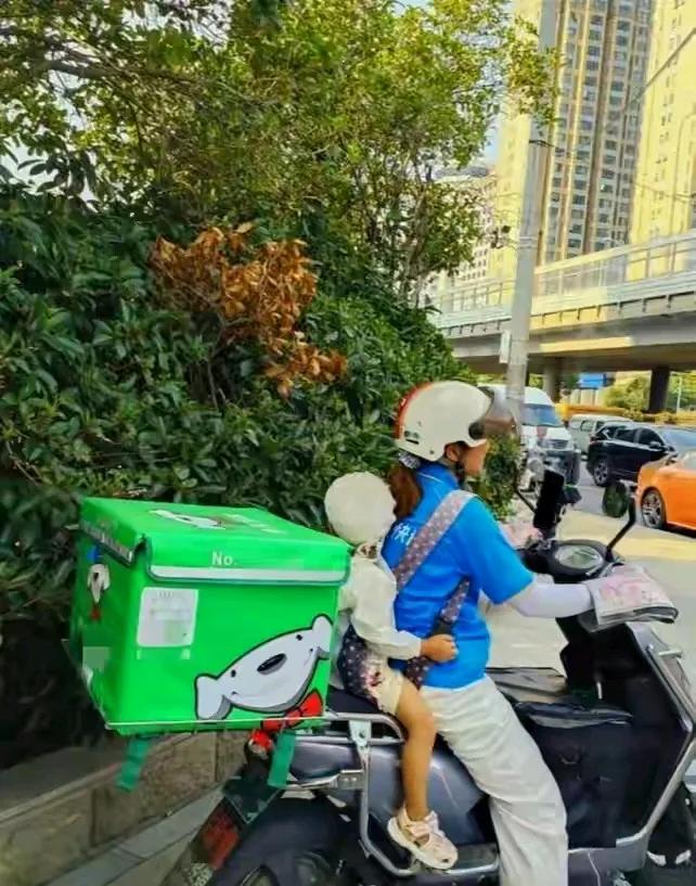 近日，湖南的网友透露，在35度高温的天气里，在当地看见一位宝妈背着的小孩去送外卖