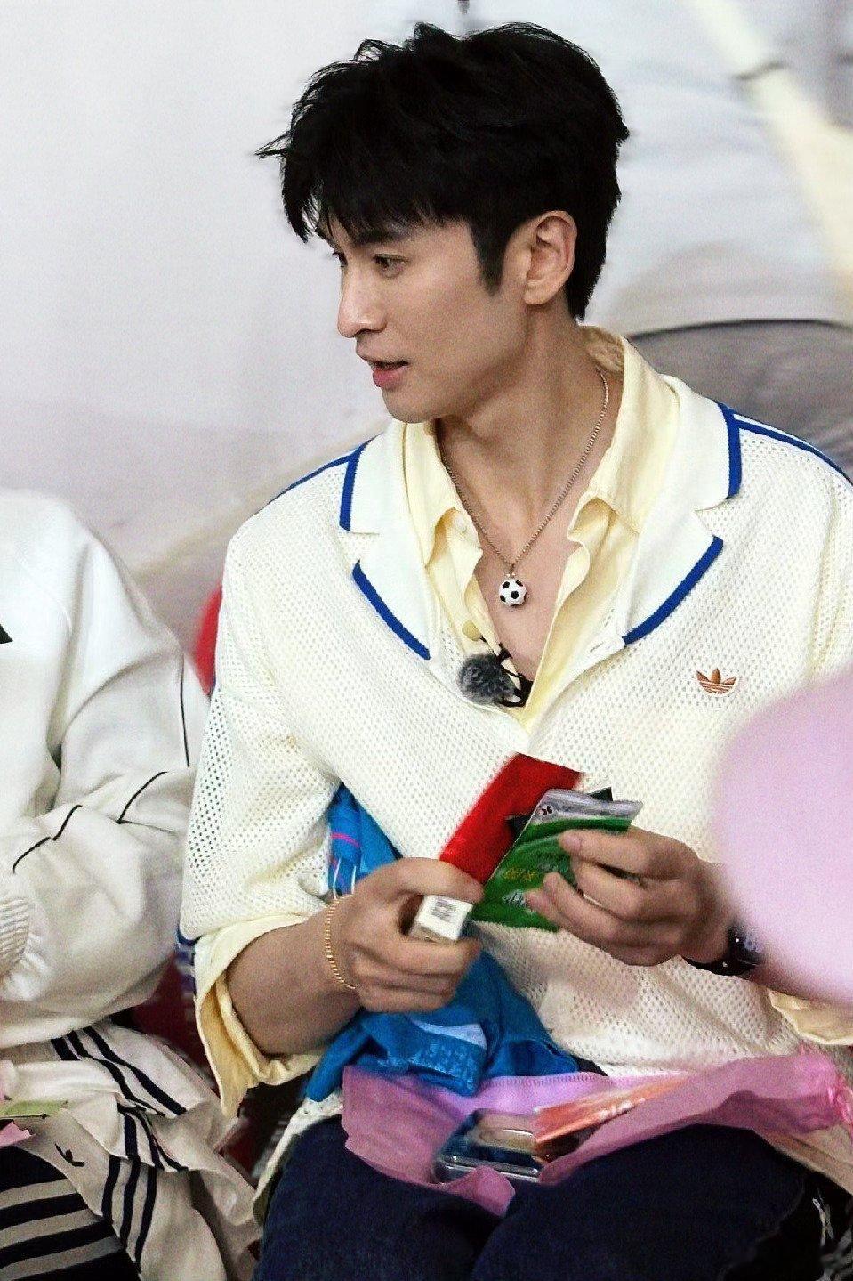 张云龙云归喜事 zyl张云龙云烨方观鱼 俊眉修眼，顾盼神飞，文采精华，见之忘俗