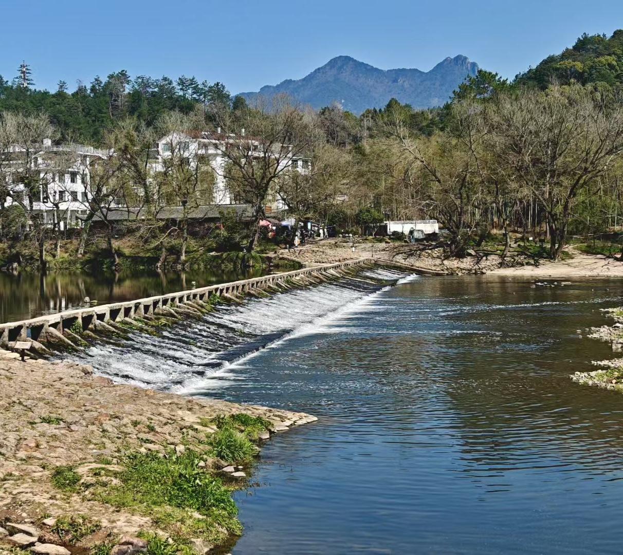 晒图笔记大赛春水漫过石堰，碎成一帘银亮的瀑，远山、屋舍都浸在澄澈的蓝里，连风掠过