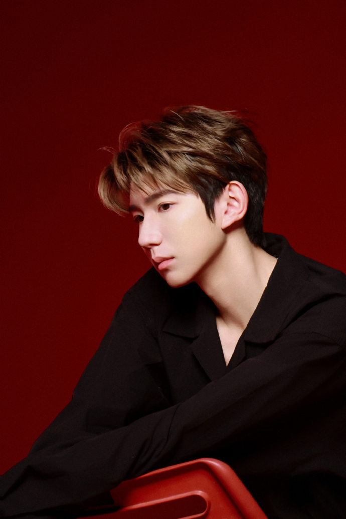 王源初八开工大片 王源初八开工红黑氛围感大片！2026驰骋入场开工大吉这一组照片