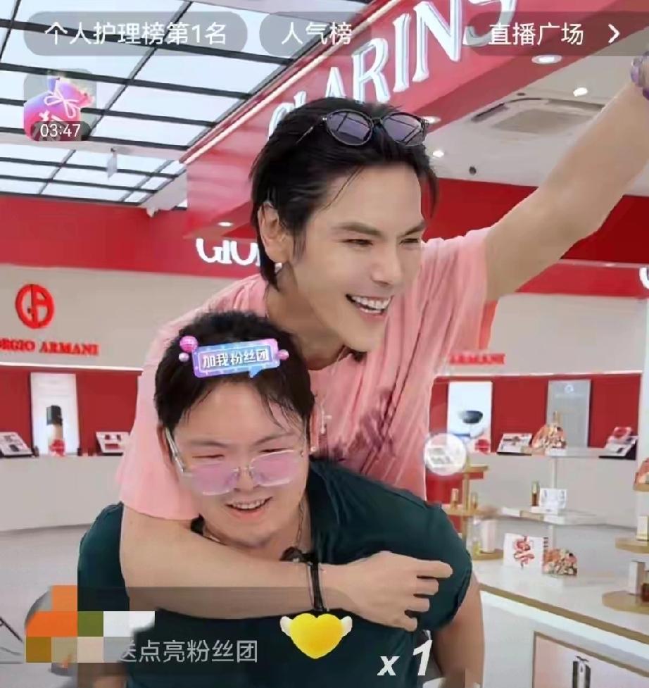 向佐向佑罕见同框直播！当众认唯一血亲，向家多年隔阂终化解
 
    向佐线下直