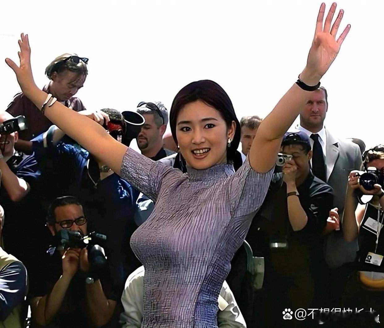 巩俐年轻时真是绝色！169cm的高挑身材配上56kg的匀称体重，曲线玲珑有致，比